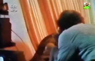 XXX చిక్ undresses వేదికపై మరియు నృత్యాలు