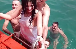 XXX వణుకు sisandra మీద కూర్చొని ఒక డిక్