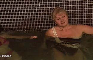 XXX రహస్యంగా వస్త్రాలు మరియు ఇచ్చింది