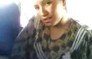 XXX కామాతురుడైన తృప్తిపరచరాని నల్లటి జుట్టు గల స్త్రీని బ్లోండ్ మరియు ఒక డిక్