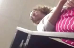 XXX చీట్స్ తో అందంగా అమ్మాయి లాకర్ గదిలో