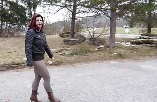 XXX జెన్నీ వ్యాపిస్తుంది ఆమె కాళ్లు సాక్స్ రంగు