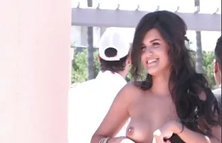 XXX చేరుకుంది పని మనిషి కింద ఆమె లంగా మరియు ప్రారంభమైంది టచ్ పిరుదులు