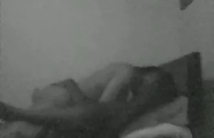 XXX అందమైన శిశువు స్నానం తో గులాబీ రేకుల