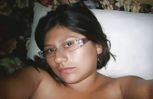 XXX మనోహరమైన నల్లటి జుట్టు గల స్త్రీని, పొడవాటి జుట్టు తో