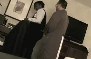 XXX యువ నల్లటి జుట్టు గల స్త్రీని క్రిస్టీ వద్ద పోర్న్ కాస్టింగ్