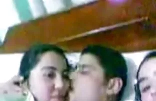 XXX మాతృ సంస్థ మద్యపానం మరియు వాకింగ్