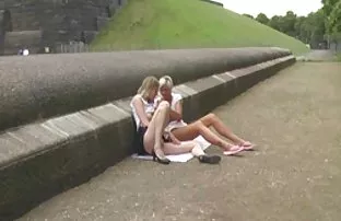 XXX బేస్మెంట్, హిట్ ప్రేమ అని మరియు నాటిన