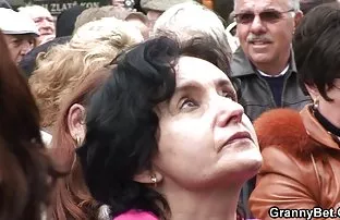 XXX బేస్మెంట్ వ్యక్తి కారు