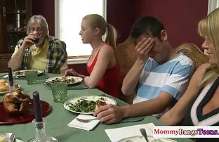 XXX శృంగారమైన పోలిష్ జంట సెక్స్ ఒక చిన్న తోలు సోఫా