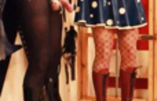 XXX ఎత్తివేసింది hem యొక్క నీలం రంగు దుస్తులు మరియు got down on all fours