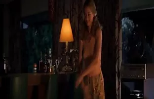 XXX నగ్నంగా అమ్మాయి చూడటం విండో లో