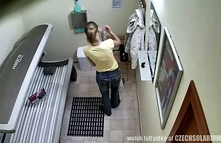 XXX నగ్నంగా బస్ స్టాప్ వద్ద