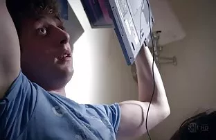 XXX ఒక పాత మహిళ స్టాండ్ సమీపంలో విండో క్యాన్సర్ తో