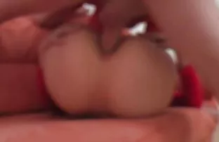 XXX Plunges పురుషాంగము వంటి పరికరము లో ఆమె యువ పూకు