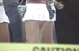 XXX చిక్ విస్తృతంగా కాళ్ళు వ్యాపిస్తుంది