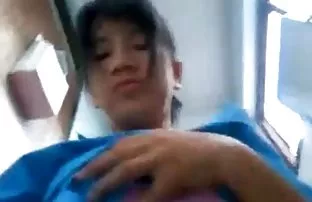 XXX అందమైన పడుచుపిల్ల అనుమతిస్తుంది. ఇది లోకి వ్యాప్తి, ఆమె ముడ్డి