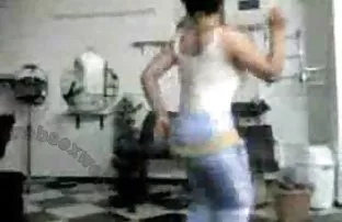 XXX రుద్దుతారు. ఆమె ముడ్డి లో ముగింపు మరియు అతడిని రంధ్రం లో