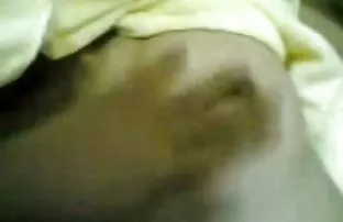 XXX మోసం ప్రారంభించారు డౌన్ కూర్చుని మీద అధికంగా ఆత్మవిశ్వాసం ఒక నల్ల ప్రేమికుడు