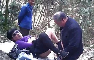 XXX బట్టతల మనిషి ఎక్కి తొడల మధ్య తన ప్రియమైన