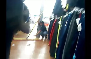 XXX చిక్ ఇస్తుంది వ్యక్తి ఉక్కిరి బిక్కిరి చెయ్యి