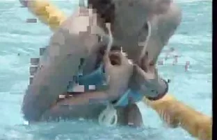 XXX నల్ల బొచ్చు యువ లేడీ సన్ బాత్ in the Body