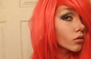 XXX రిసెప్షనిస్ట్ లో శాంటా టోపీ పీలుస్తుంది మరియు ఇచ్చింది లోకి టోపీ