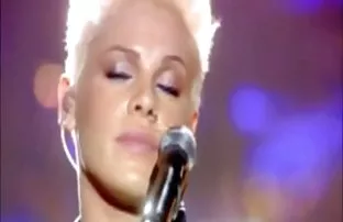 XXX ఒక మంచి కనిపించే అమ్మాయి మరియు వెబ్ కెమెరా