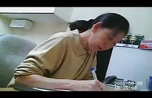 XXX The masseuse ప్రవేశించింది నాలుక మధ్య sticky పెదవులు