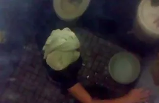 XXX కేవలం ఒక జంట సున్నితమైన ముద్దు మరియు నల్లటి జుట్టు గల స్త్రీని కాళ్లు వ్యాప్తి