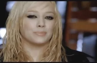 XXX బలవంతంగా సెక్స్. విసిరారు మహిళ ఫ్లోర్ మరియు ఇబ్బంది పెట్టాడు